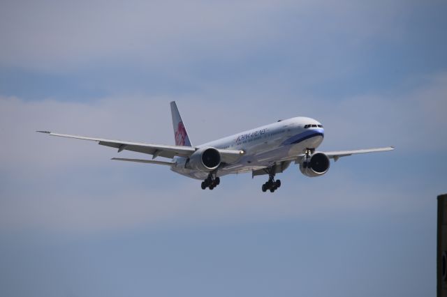 BOEING 777-300ER (B-18053)