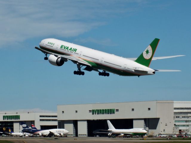 BOEING 777-300ER (B-16717)