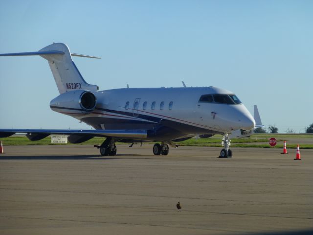 Bombardier Challenger 300 (N523FX)