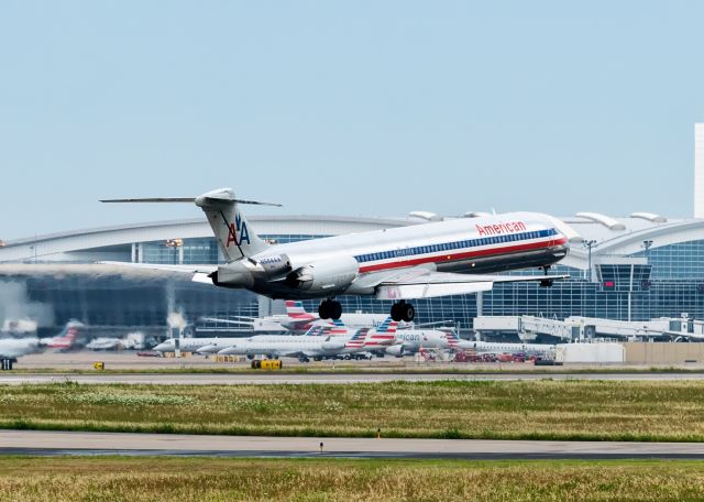 McDonnell Douglas MD-80 (N564AA)