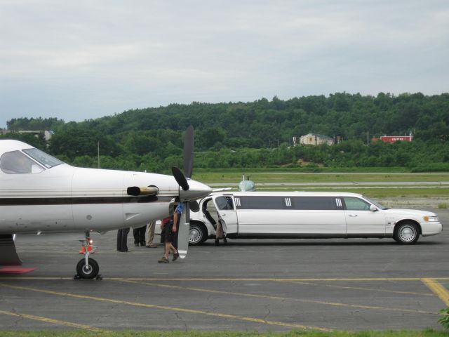 Pilatus PC-12 (N853WM) - Unloading after arriving from Cincinnati, OH (KLUK).