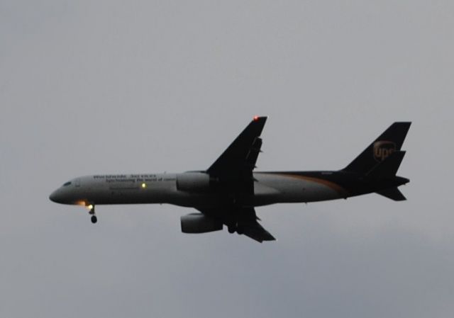 Boeing 757-200 (UPS1382) - UPS 1382 landing runway 27 of Memphis