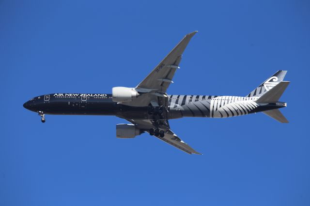 BOEING 777-300ER (ZK-OKQ)