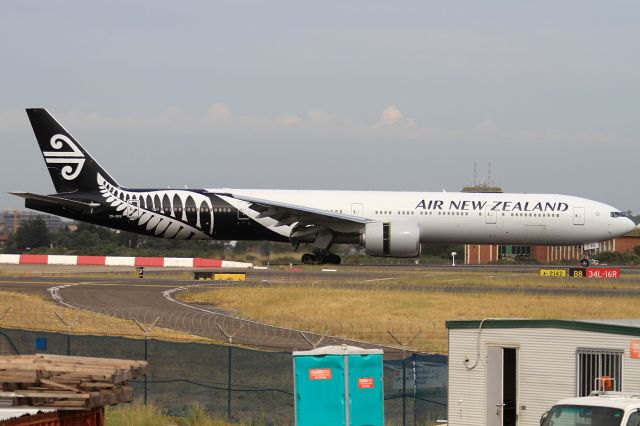 BOEING 777-300ER (ZK-OKS)