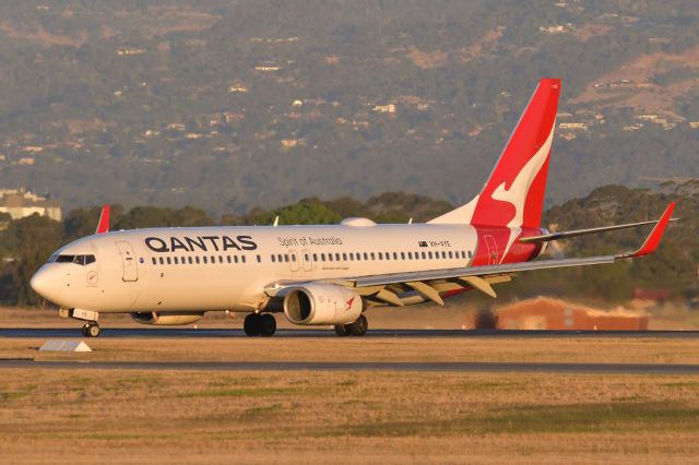 Boeing 737-800 (VH-VYE) - Almost the end of the sunlight for the day as the aircraft turns off runway 23 onto taxiway Foxtrot 5.