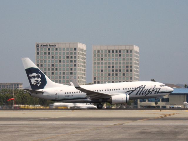 Boeing 737-700 (N627AS) - Taking off from RWY 19R