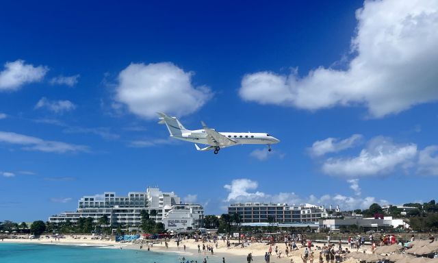 Gulfstream Aerospace Gulfstream IV (N600AR) - N600AR, a Gulfstream G450 (GIV-X) on short final over Maho Beach @ SXM/TNCM. 3/21/22.