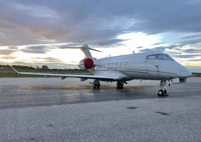 Canadair Challenger 350 (N123Q)