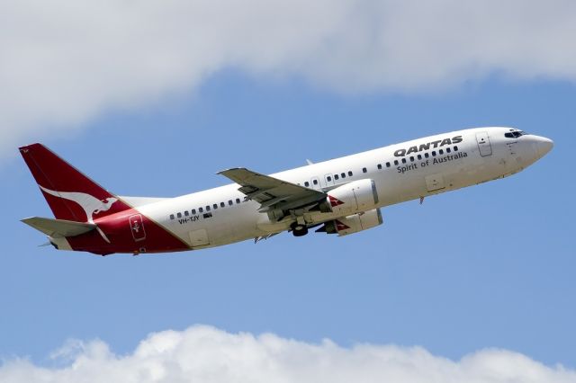 BOEING 737-400 (VH-TJY) - A Qantas old girl getting airborne off runway 23. Friday 1st February 2013.