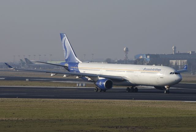 Airbus A330-300 (OO-SFO) - SN Brussels Airlines - Airbus A330-301 C/N 045 - OO-SFO - taxiing to runway 20 at Brussels - 2005-Jan-16.