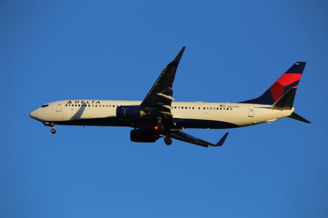 Boeing 737-900 (N807DN)