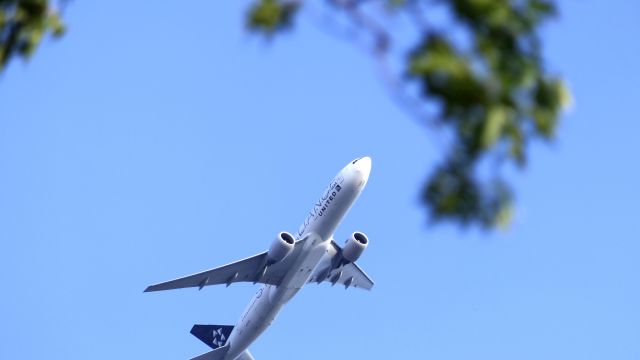 Boeing 777-200 (N77022)