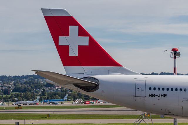 Airbus A330-300 (HB-JHE)