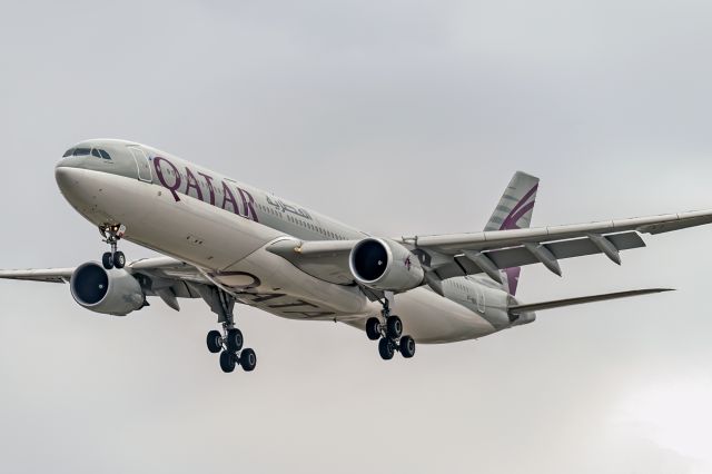 Airbus A330-300 (A7-AEH)