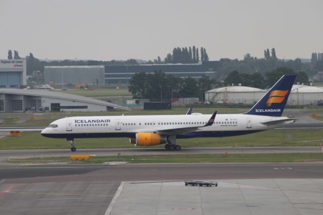 Boeing 757-200 (TF-LLX)