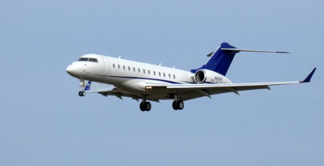 Bombardier Global Express (N265HT) - On short final is this 2006 Bombardier Global Express XRS in the Winter of 2023.