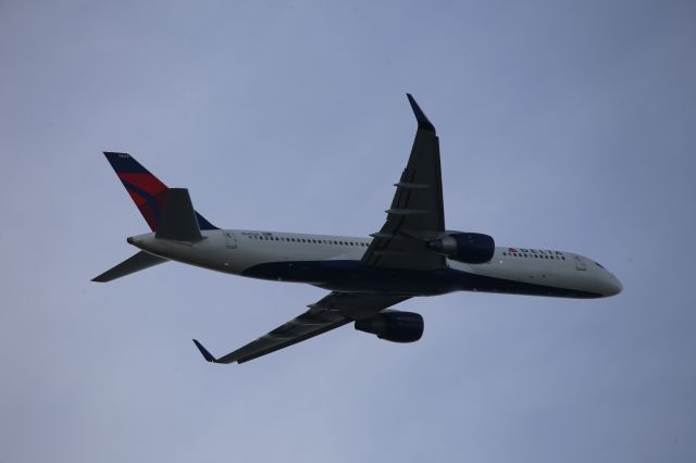 Boeing 757-200 (N543UA)