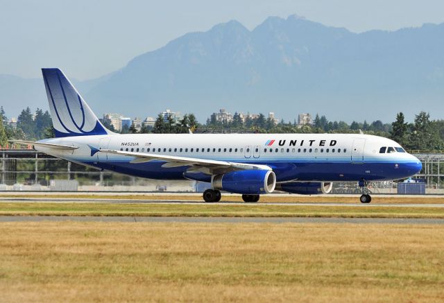 Airbus A320 (N452UA)