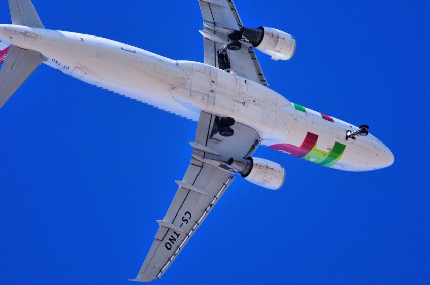 Airbus A320 (CS-TNO) - Raze Motte: Sometimes, when traffic was dense, TAP used to do these interesting approaches on top on my house... This IS the correct position of the photo!