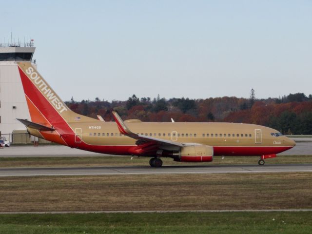 Boeing 737-700 (N714CB) - The Southwest Classic slowing on Runway 11 