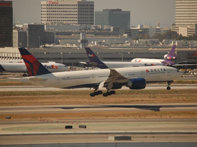 Boeing 777-200 (N701DN)