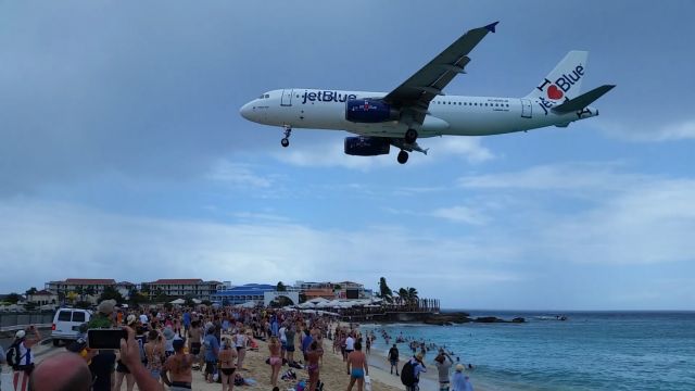 Airbus A320 (N586JB)