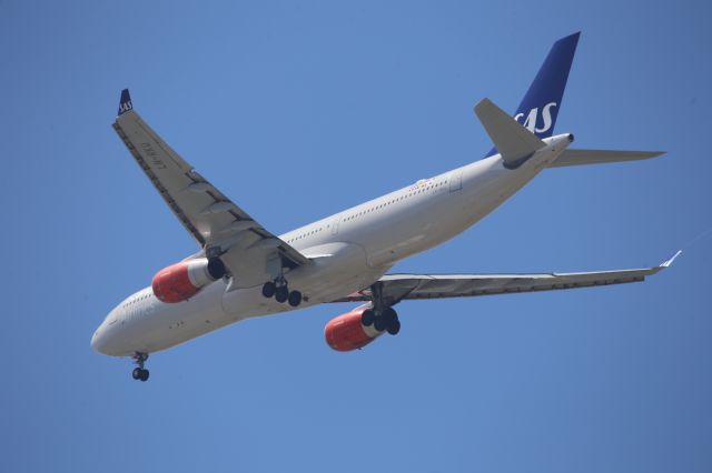 Airbus A330-300 (LN-RKU)