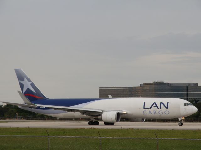 BOEING 767-300 (N524LA)