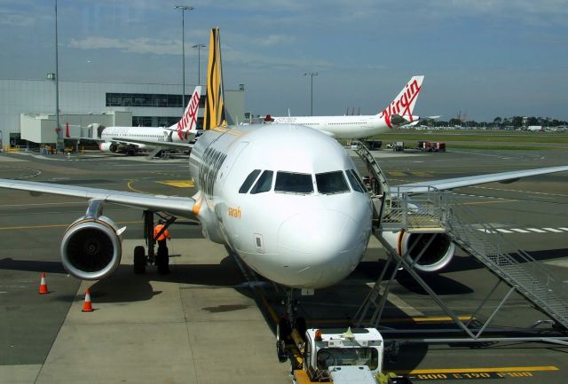 Airbus A320 (VH-VNQ)