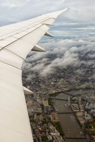 BOEING 787-10 Dreamliner (G-ZBLA) - 30th October, 2021: Window view of many of the iconic sites of central London as flight BA 048 from Seattle lines up for landing at Heathrow. 