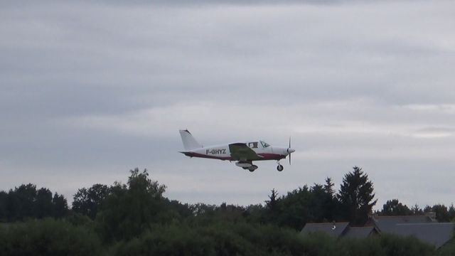 Piper Cherokee (F-GHYZ) - Nice plane, bad picture