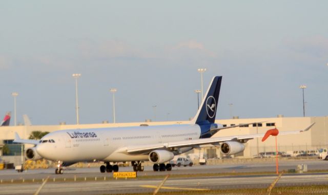 Airbus A340-300 (D-AIGU) - Taxiing"For the departure to Frankfurt am Main(EDDF)"