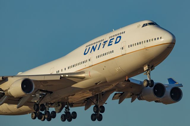 Boeing 747-400 (N122UA)