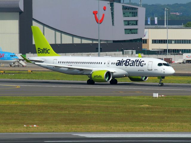 Airbus A220-300 (YL-AAO)