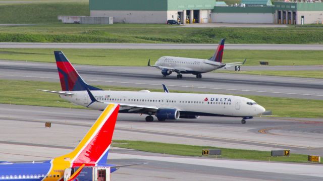 Boeing 737-900 (N925DZ) - Waiting for the company to cross