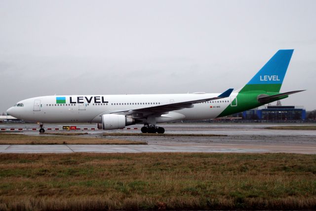 Airbus A330-200 (EC-NRG) - Taxiing to Stand 556 on 8-Jan-22 operating Iberia flight IBE3170 from LEMD.