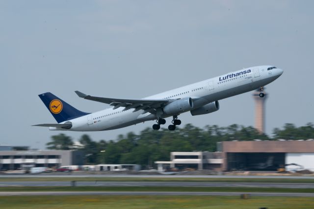 Airbus A330-300 (D-AIKL) - Taken from one of the Houston plane spotters favorite spots off Rankin Road, Lufthansa flight DLH441 departs Bush for Frankfurt on 17 June 2021