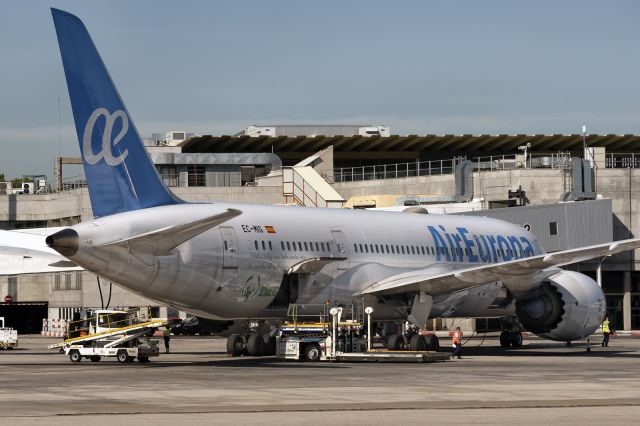 Boeing 787-8 (EC-MIG) - 26th Oct., 2019: Seen parked at the gate in their hub in Madrid, Spain, Air Europa is the third largest Spanish airline. This is one of their 8 B788 Dreamliner aircraft in their 34 strong fleet. 