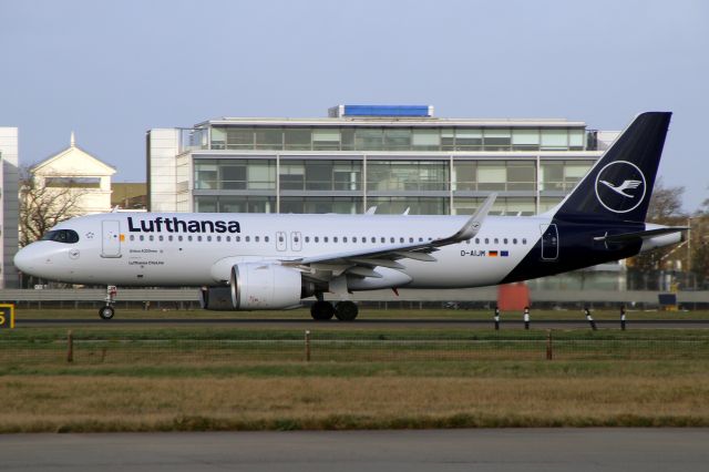 Airbus A320neo (D-AIJM) - Departing rwy 27R on 24-Jan-24 operating flight DLH2475 to EDDM.