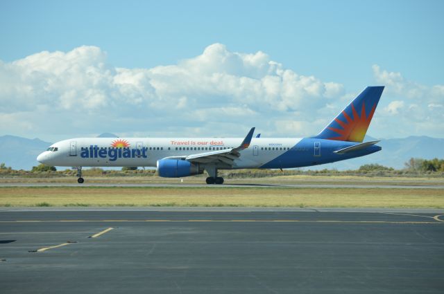 Boeing 757-200 (N905NV) - Arriving on 13.