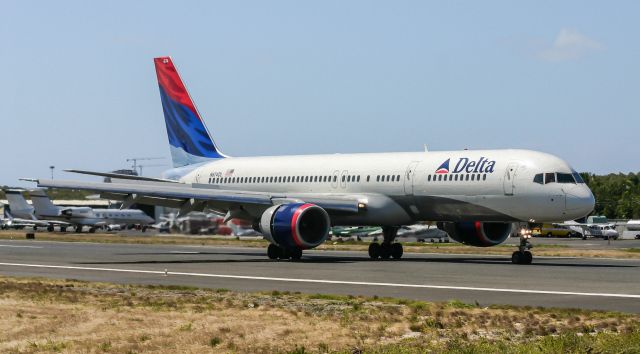 Boeing 757-200 (N674DL) - Delta Airlines landing at TNCM St Maarten