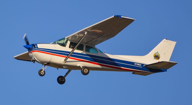 Cessna Skyhawk (N739EU) - This Cessna was named "Kobayashi Maru" by the owner. Seen here on a missed approach for runway 28R at CMH.