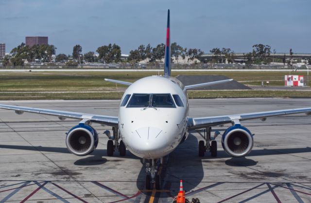 EMBRAER 175 (long wing) (N286SY) - SPOTTED AT KSNA ON 3-6-2020