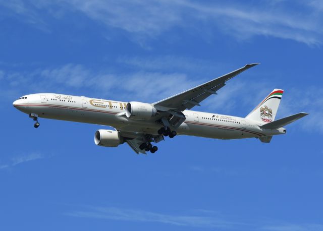 BOEING 777-300ER (A6-ETR) - Etihad B77W on a nice and sunny afternoon. 