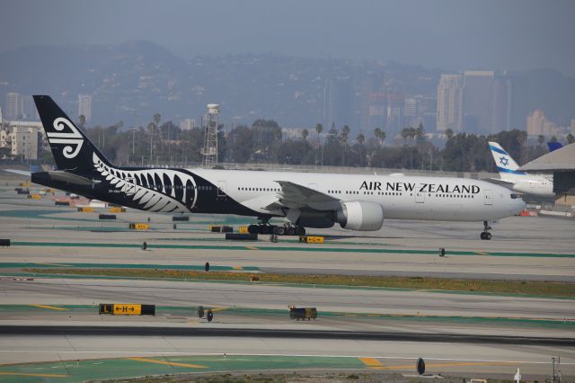 BOEING 777-300ER (ZK-OKN)