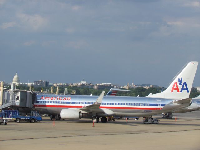 Boeing 737-800 (N877NN)