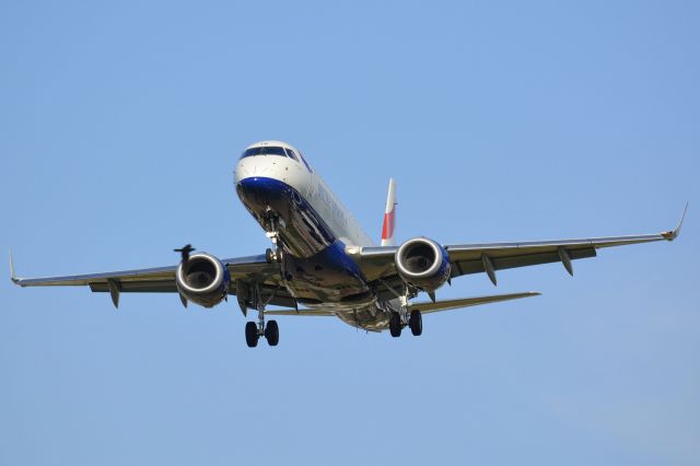 Embraer ERJ-190 (G-LCYR)