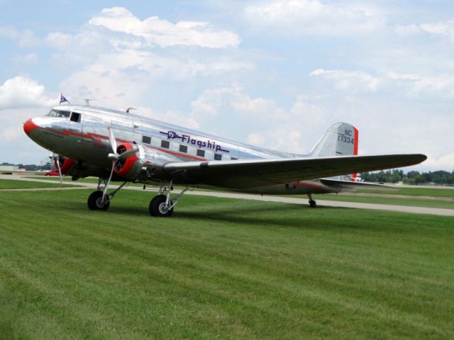 Douglas DC-3 (N17334)