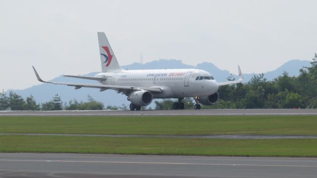 Airbus A319 (B-6469) - Take off run from runway 28 going to Shanghai in the scorching heat at Hiroshima airport.