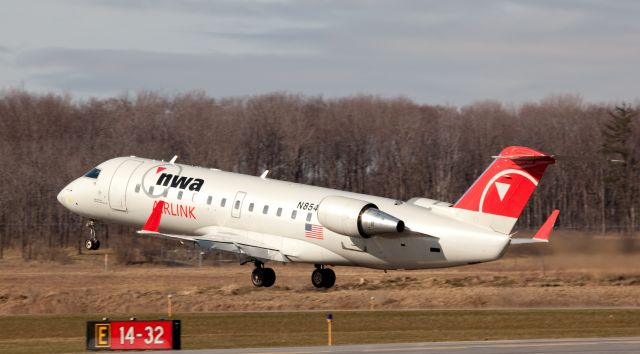 Canadair Challenger (N8543F) - Take off RW32